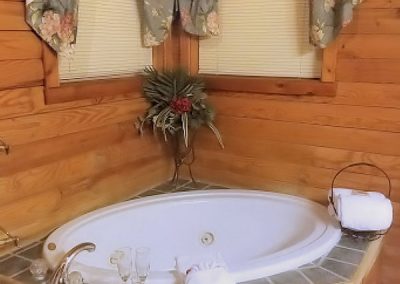 whirlpool tub at Crystal Cove Branson MO